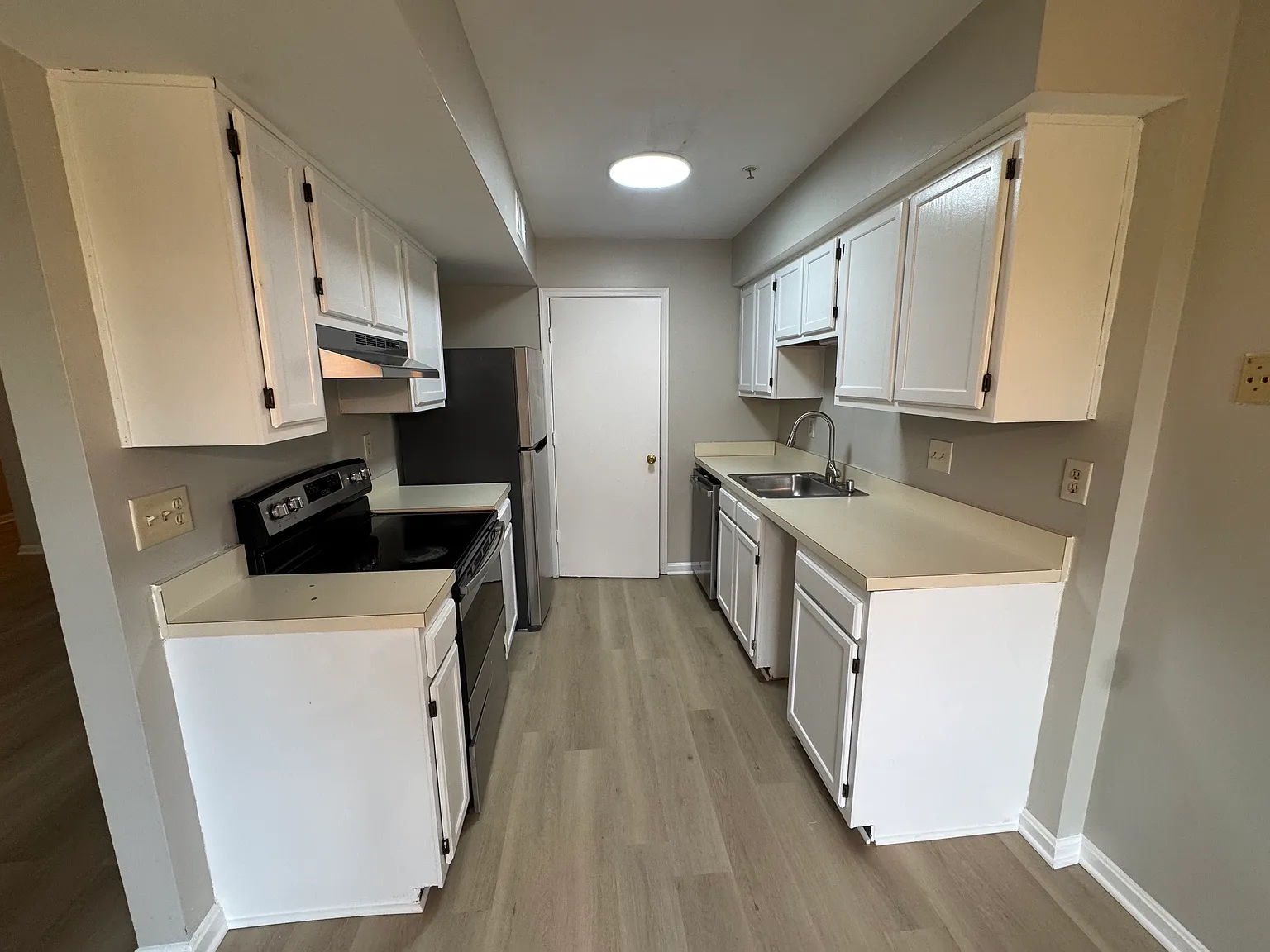 3 bed, 1043 sqft, $2,400 — Photo 3