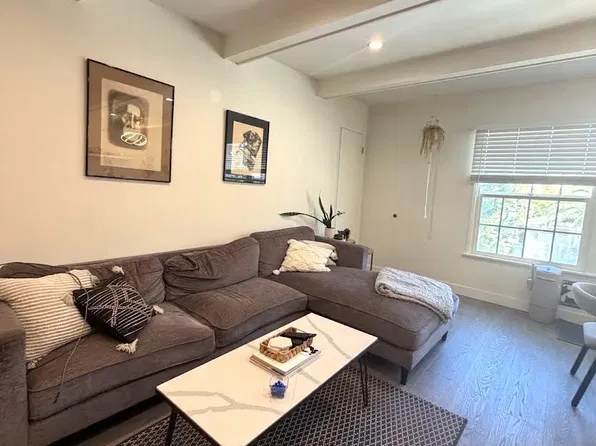 1115 S Barrington Ave #4, Los Angeles, CA 90049
