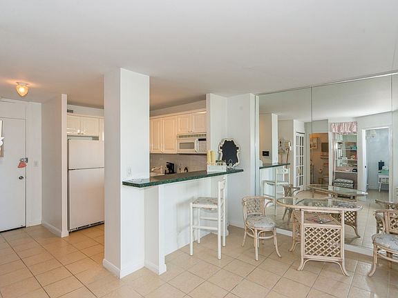 4th image of 88 W Schiller St APT 807L