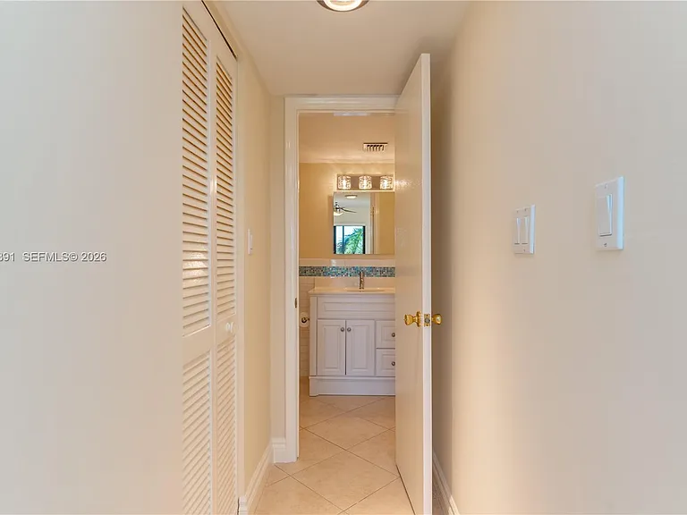 545 SE 12th St #305 — Photo 10