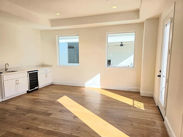 613 W 26th St — Photo 16