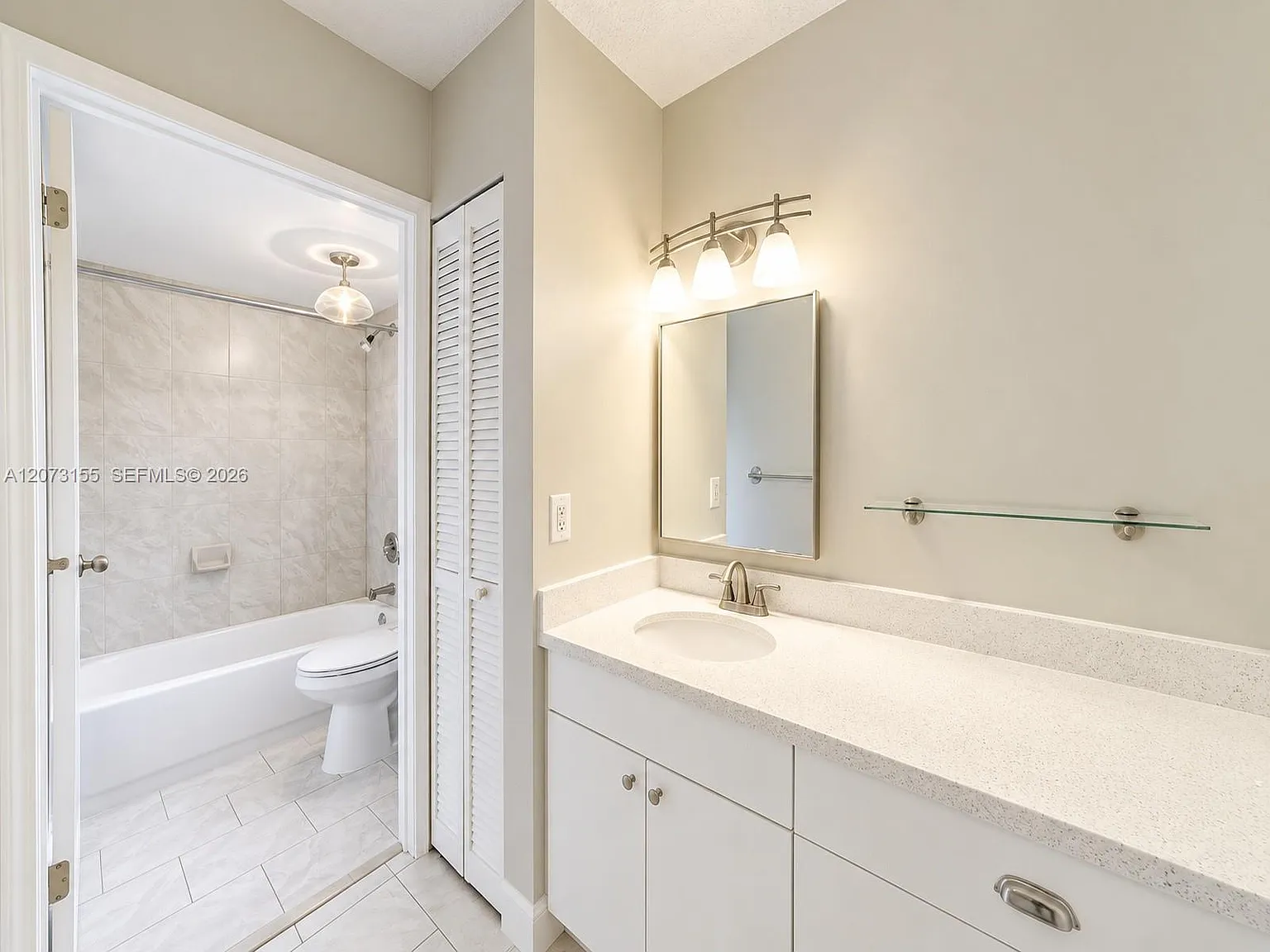 Kenland Pointe Condo Iv — Photo 4