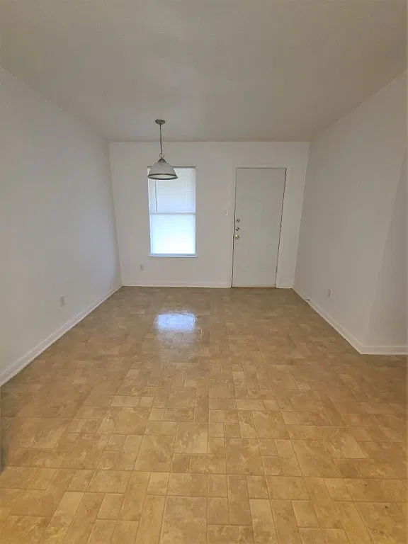 3 bed, 1004 sqft, $925 — Photo 1