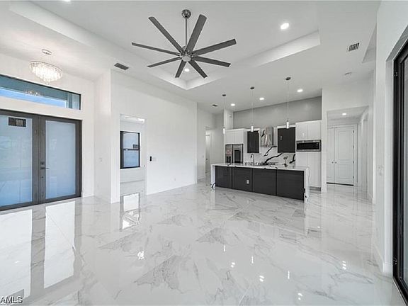4th image of 330 SW 23rd St