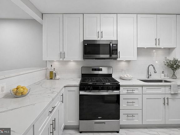 2nd image of 10114 Oakton Terrace Rd