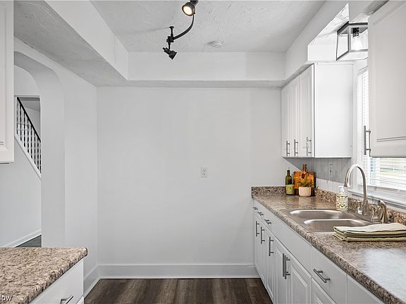 5th image of 12808 Brookfield Ave