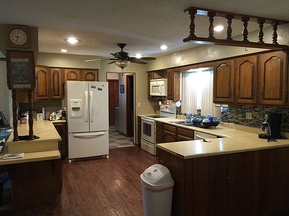 2nd image of 210 NE Borax Ln