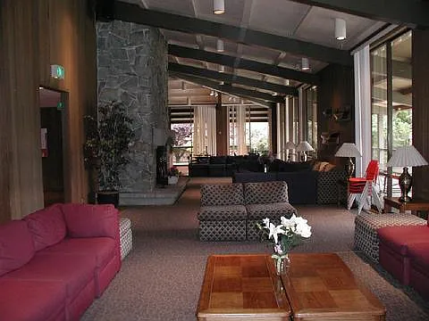 2 Commodore Dr — Photo 8