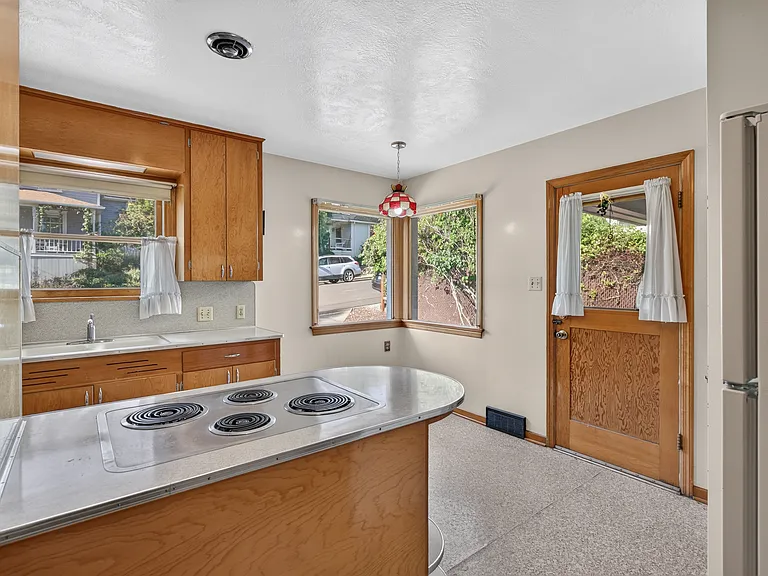 655 Altamont St — Photo 10