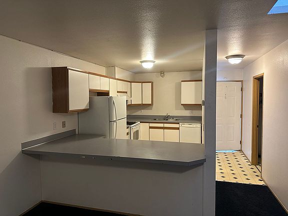 5th image of 296 Sussex Ave W Unit B
