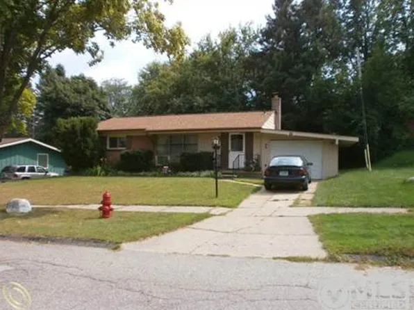 737 Panorama Dr, Milford, MI 48381
