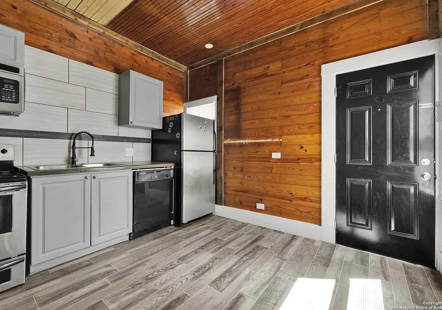 Modern Loft-Style Studio Near Downtown San Antonio — Photo 3