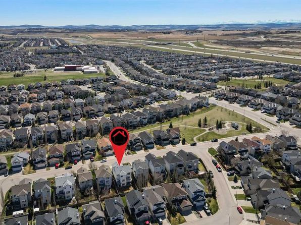 143 E Everhollow Way SW, Calgary, AB T2Y 4R7