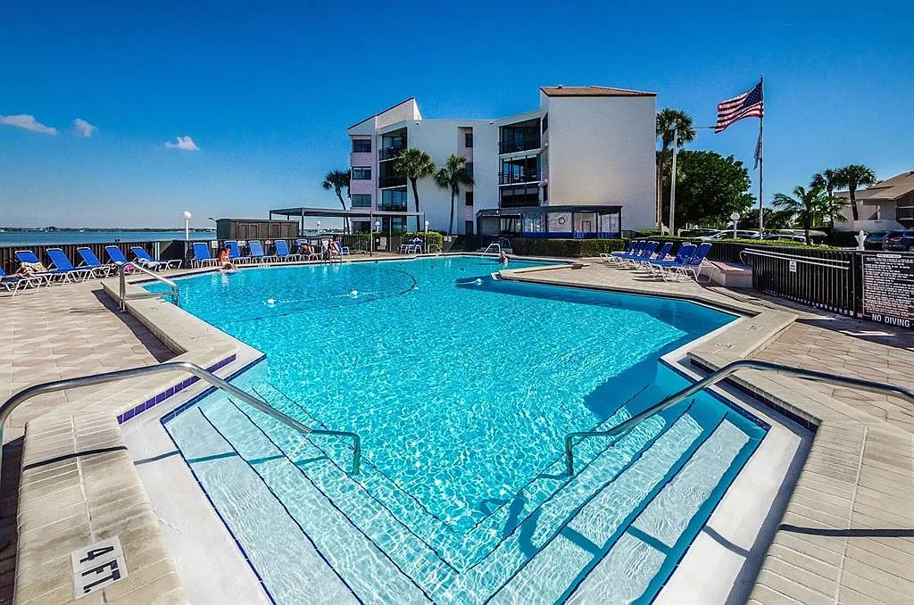 2 bed, 2.0 bath, 1082 sqft, $5,625 — Photo 3