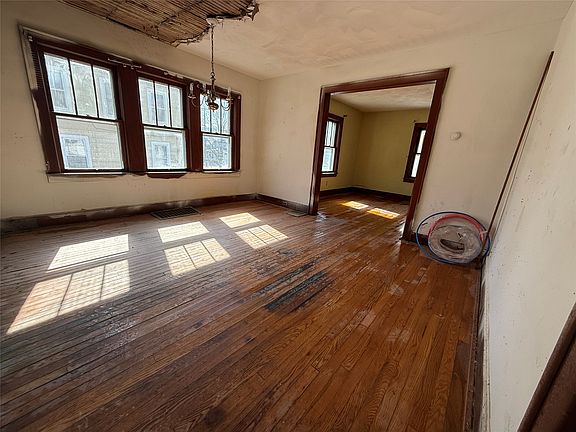 5th image of 36 Riverside St