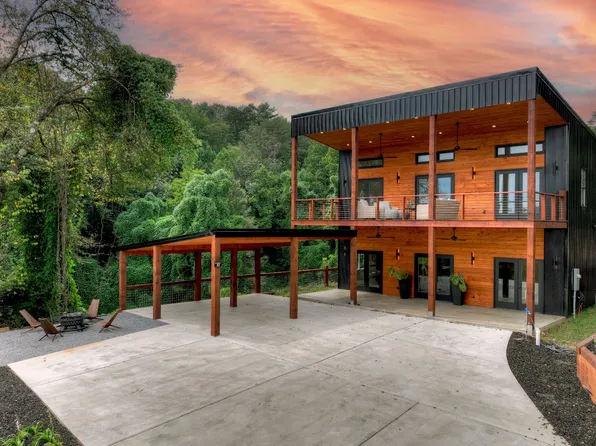 63 Seminary Cir, Ellijay, GA 30540