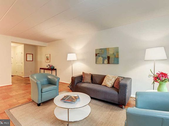 4th image of 4800 Chevy Chase Dr APT 303