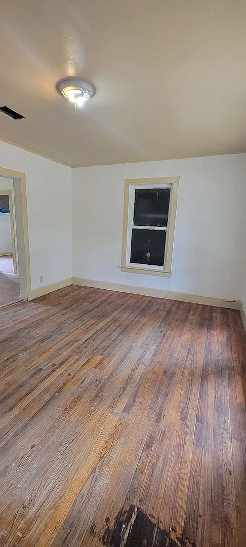 Nice 2 bedroom/1 bath home with Single Car Garage! — Photo 4