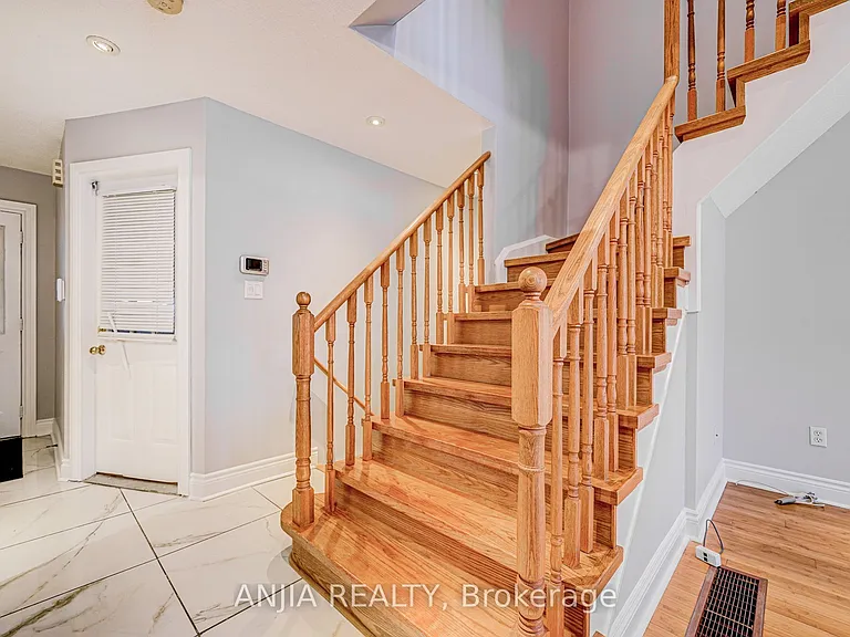 146 Billingsley Cres — Photo 7