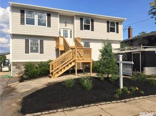 828 Beach St, Lindenhurst, NY 11757
