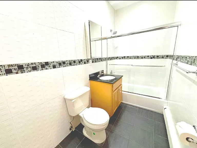 653 Washington Ave #1R — Photo 4