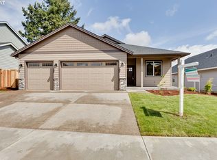 1093 E 1st Ave, Estacada, OR 97023