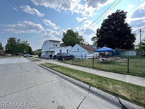 4th image of 16435 Curtis St