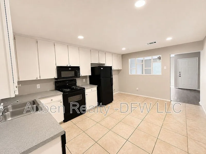 2 bed, 1.5 bath, 1136 sqft, $1,275 — Photo 3
