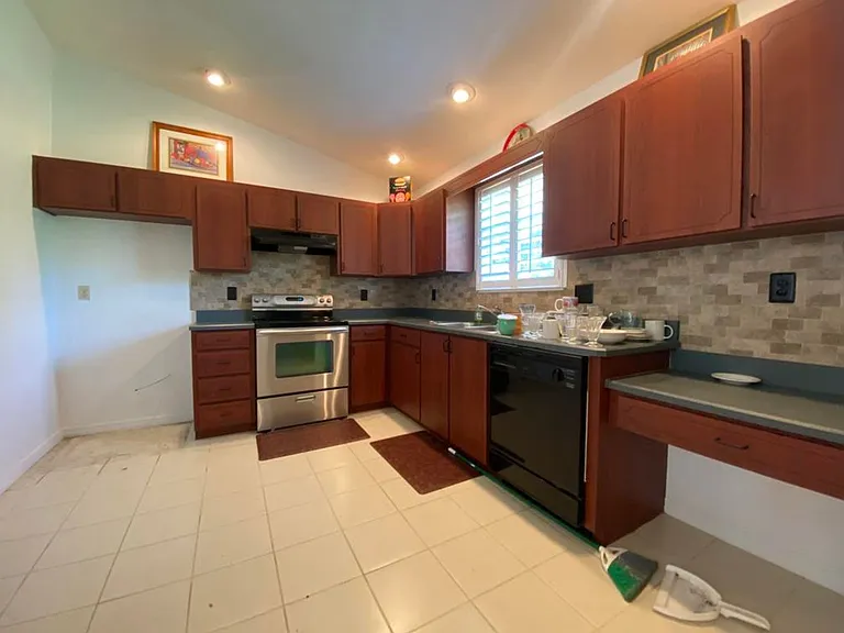 628 Walker St — Photo 4