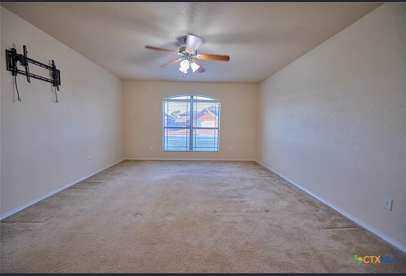 3 bed, 2009 sqft, $1,880 — Photo 1