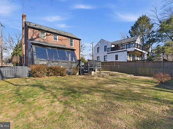 5th image of 904 Dennis Ave