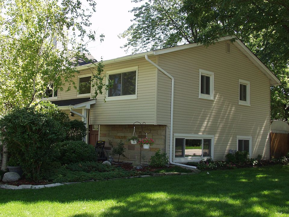 2nd image of 599 Yarmouth Rd