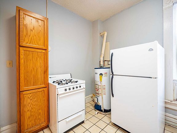 5th image of 250 1/2 W 5th Ave #R