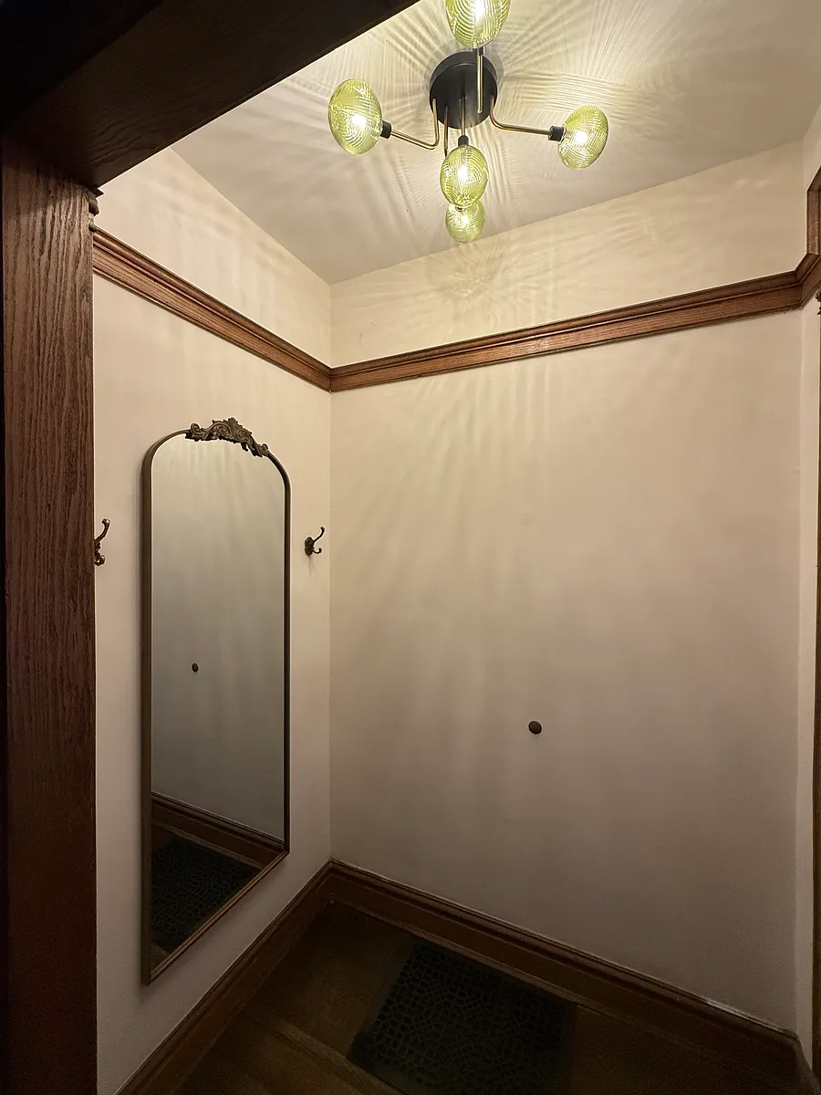 FOYER - 3640 N Ashland Ave #1