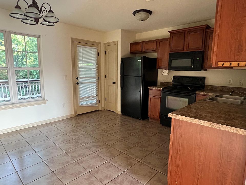 2nd image of 2530 Linden Cir