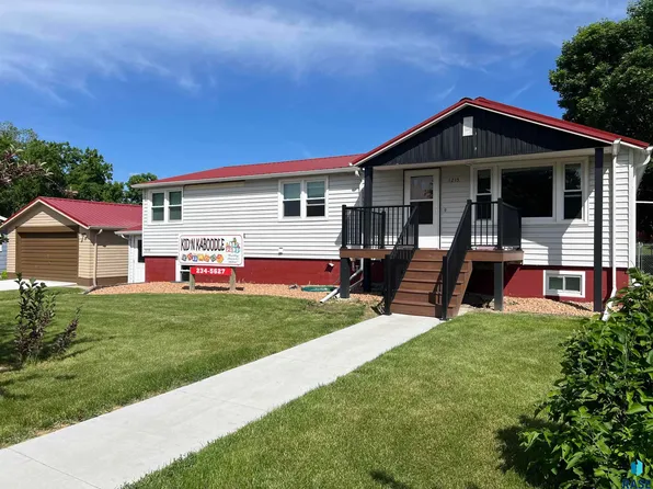 1215 S Courtland St, Chamberlain, SD 57325