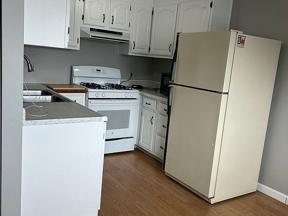 3rd image of 7467 Essex Dr