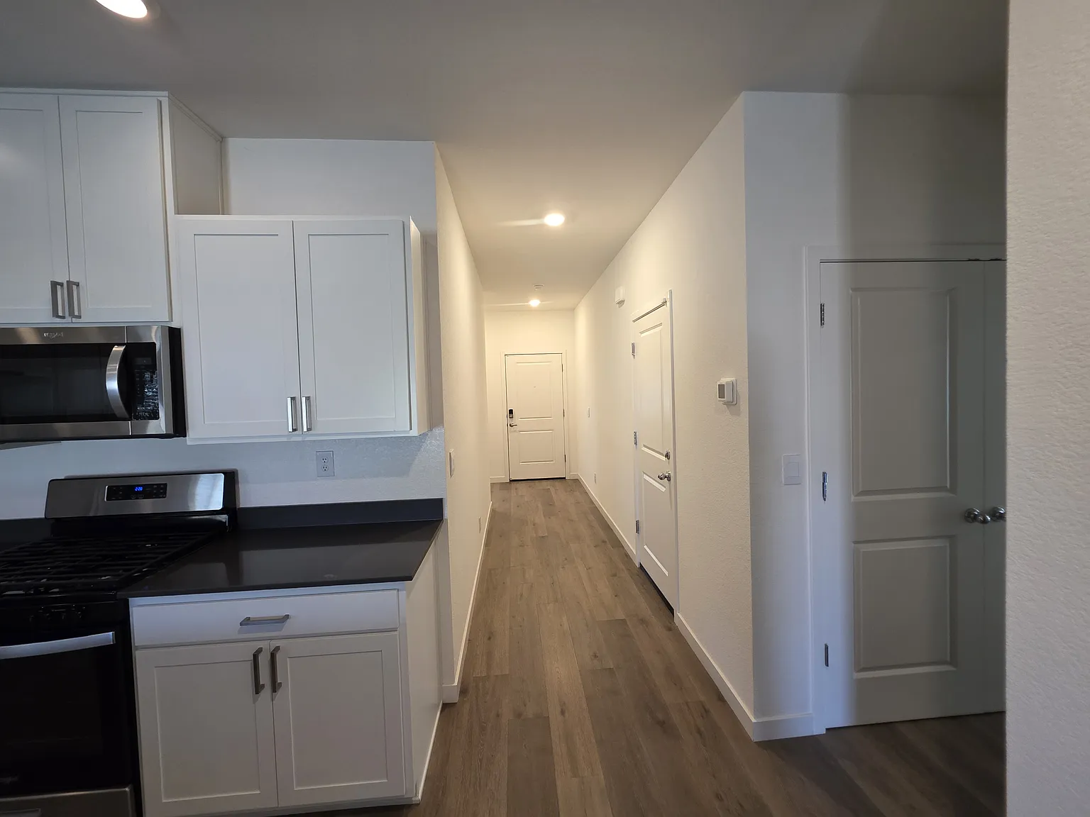 4 bed, 1826 sqft, $2,850 — Photo 2