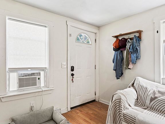 4th image of 584 Chestnut Hill Road