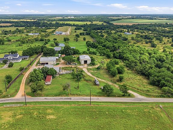 3rd image of 823 Higgins Rd