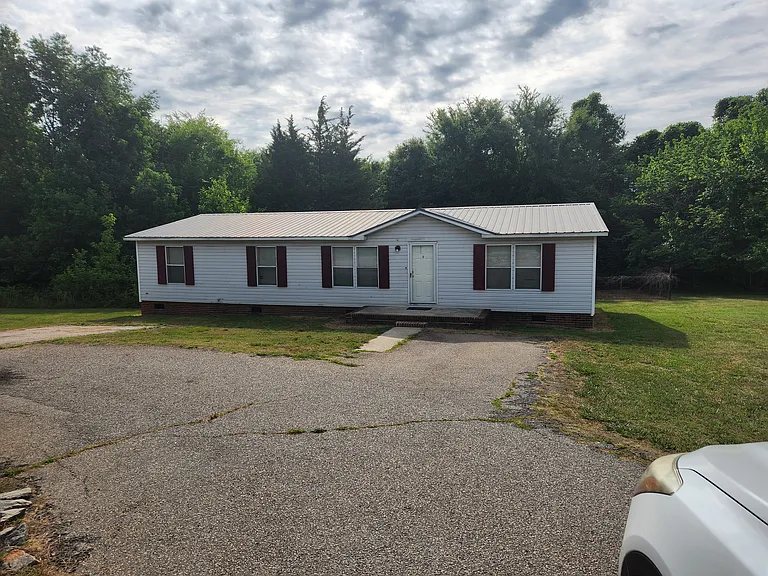 305 Golden Ln — Photo 9