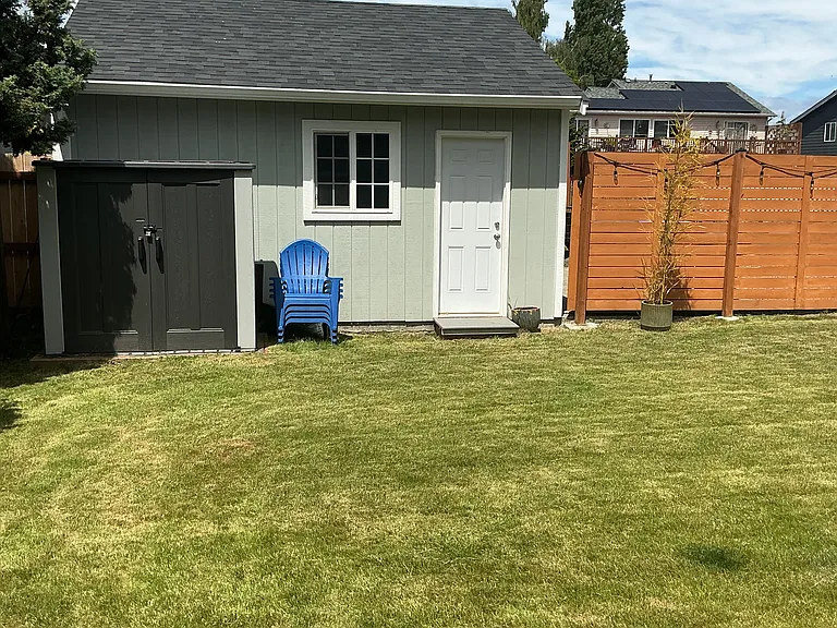Two car garage (not included in rent)
Available if desired.
Small garden shed is included.