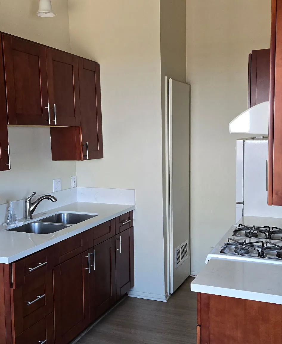 733 N Hill Pl — Photo 2