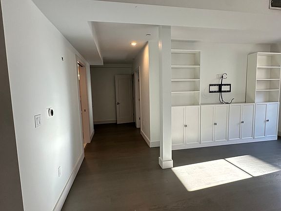 5th image of 410 W Broadway Unit 202