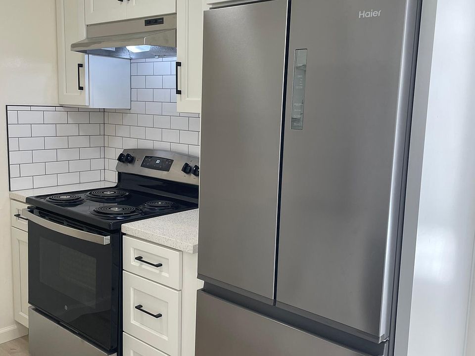 KITCHEN WITH BRAND NEW STAINLESS STEEL FRENXH DOOR REFRIGERATOR AND SELF CLEANING OVEN