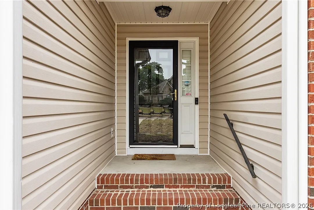 4 bed, 3.0 bath, 2195 sqft, $2,400 — Photo 2
