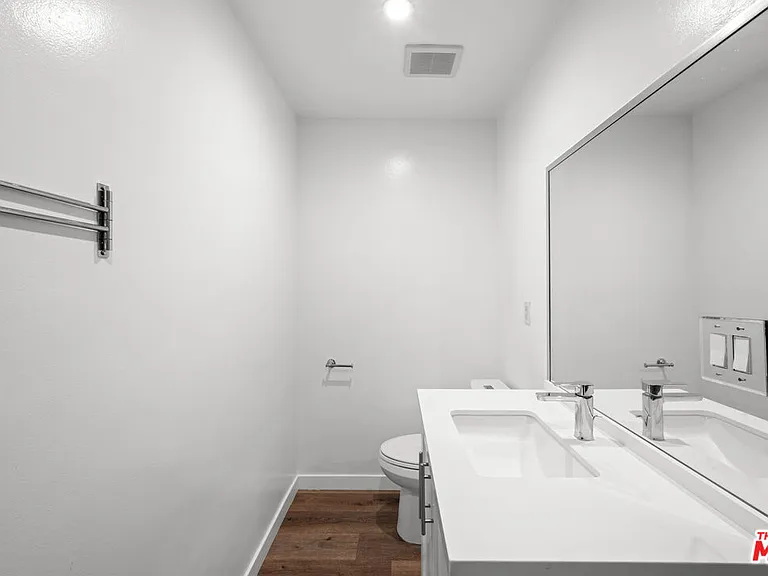 136 S Palm Dr #305 — Photo 11
