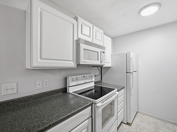 3rd image of 5509 S 31st St #10