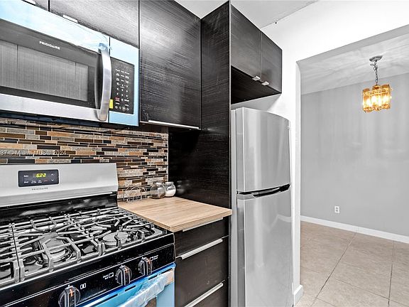 5th image of 50 NW 204th St APT 25