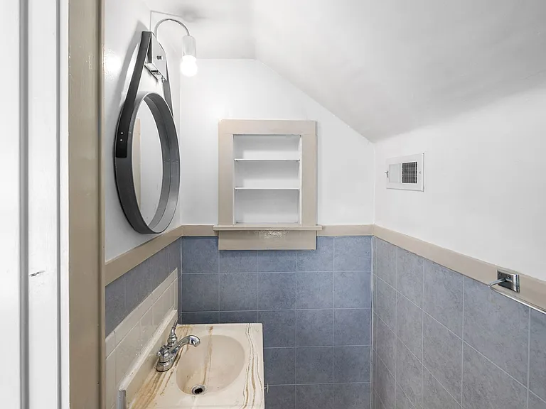 Ensuite 1/2 bath